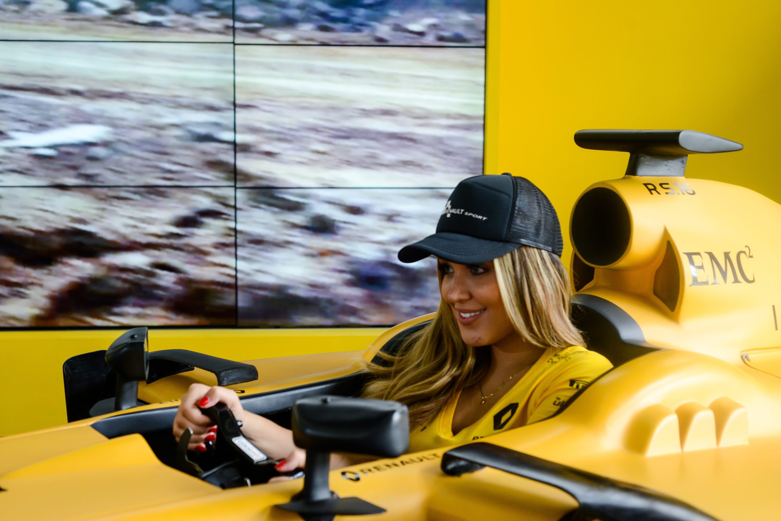 Mujer conduciendo un auto de formula 1