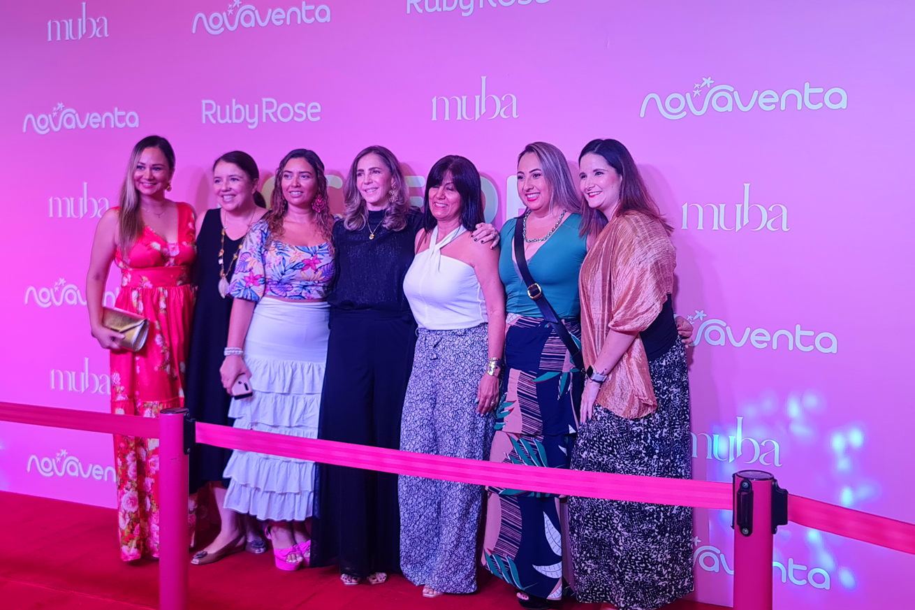 Grupo de mujeres posando para una fotografía 