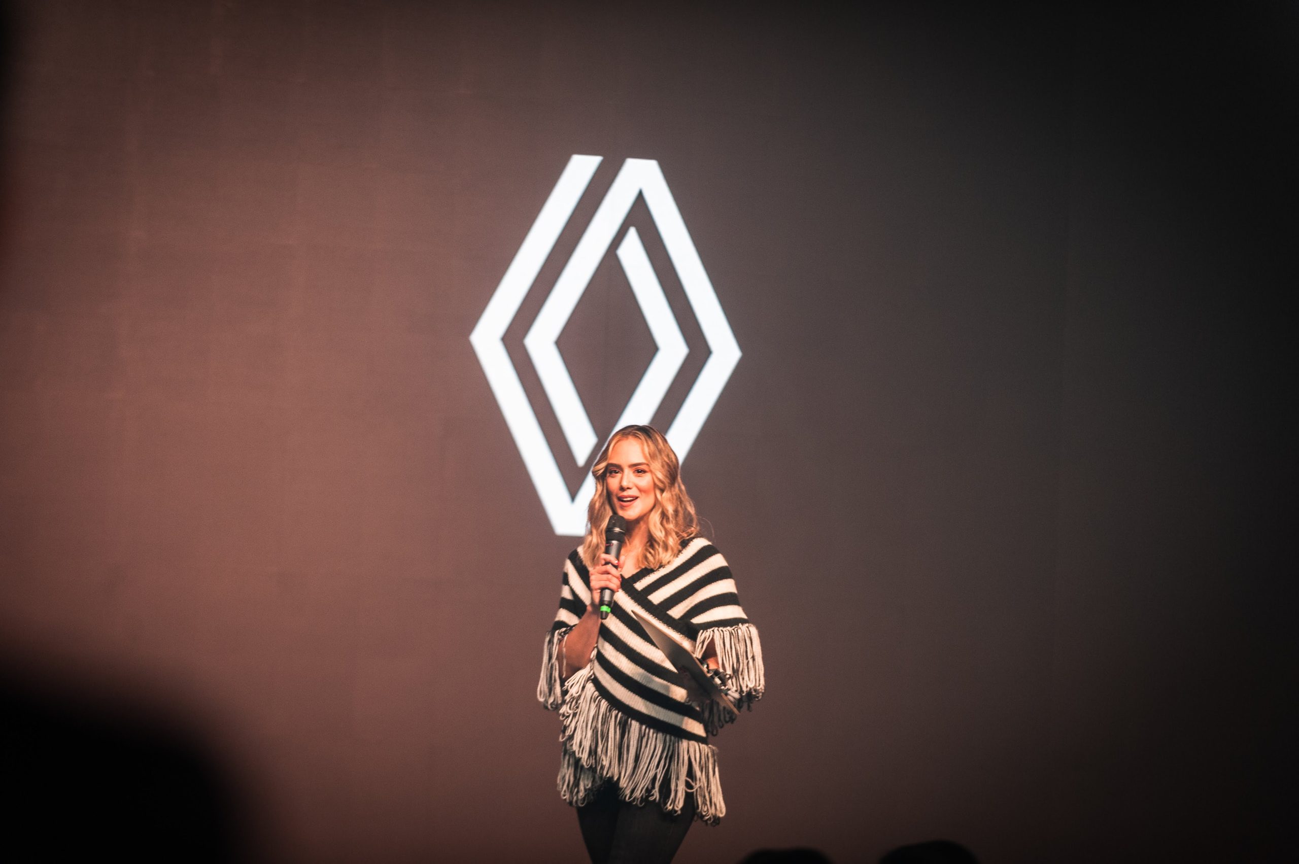 Mujer dando una conferencia