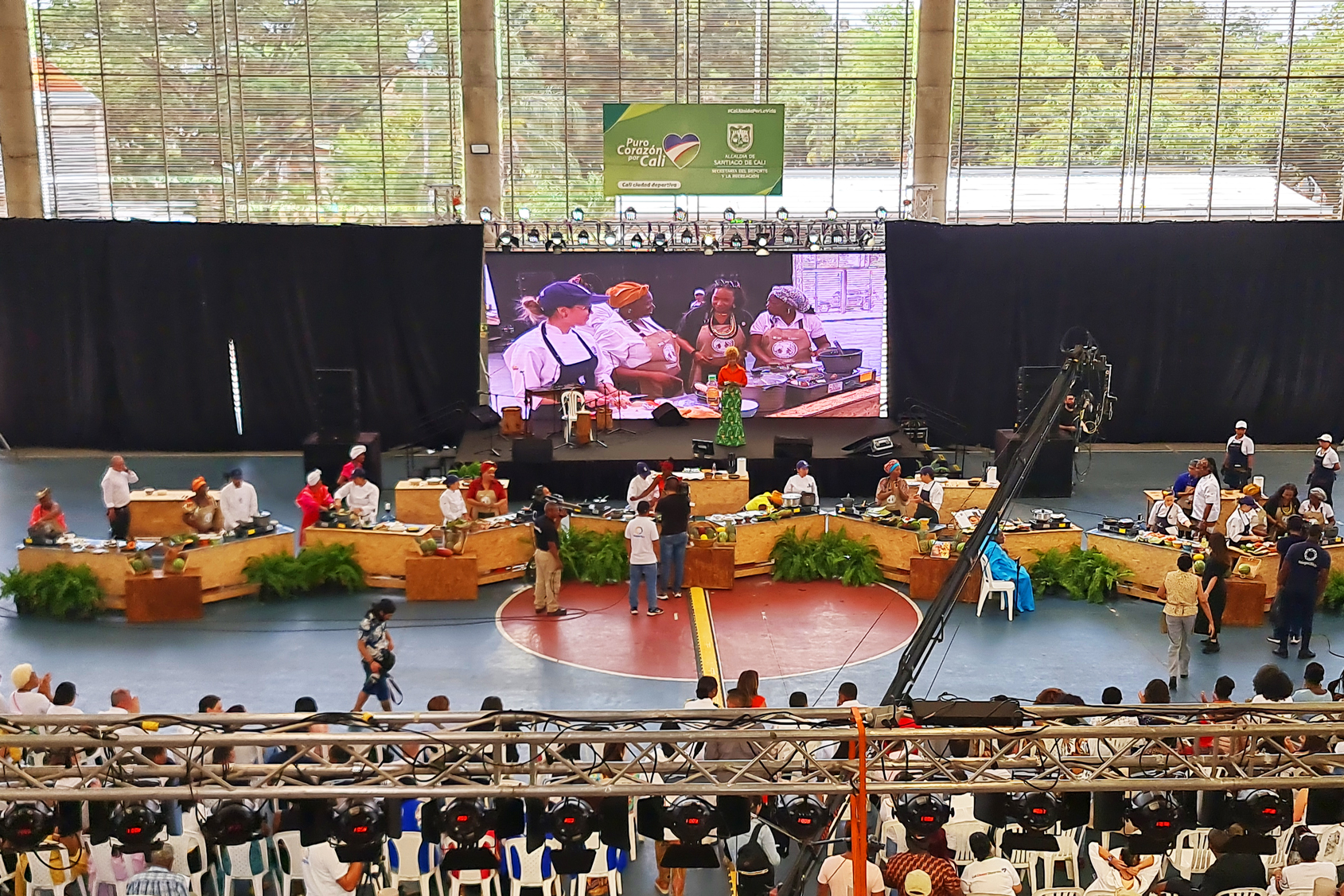 Grupo de personas reunidas en un evento gastronómico
