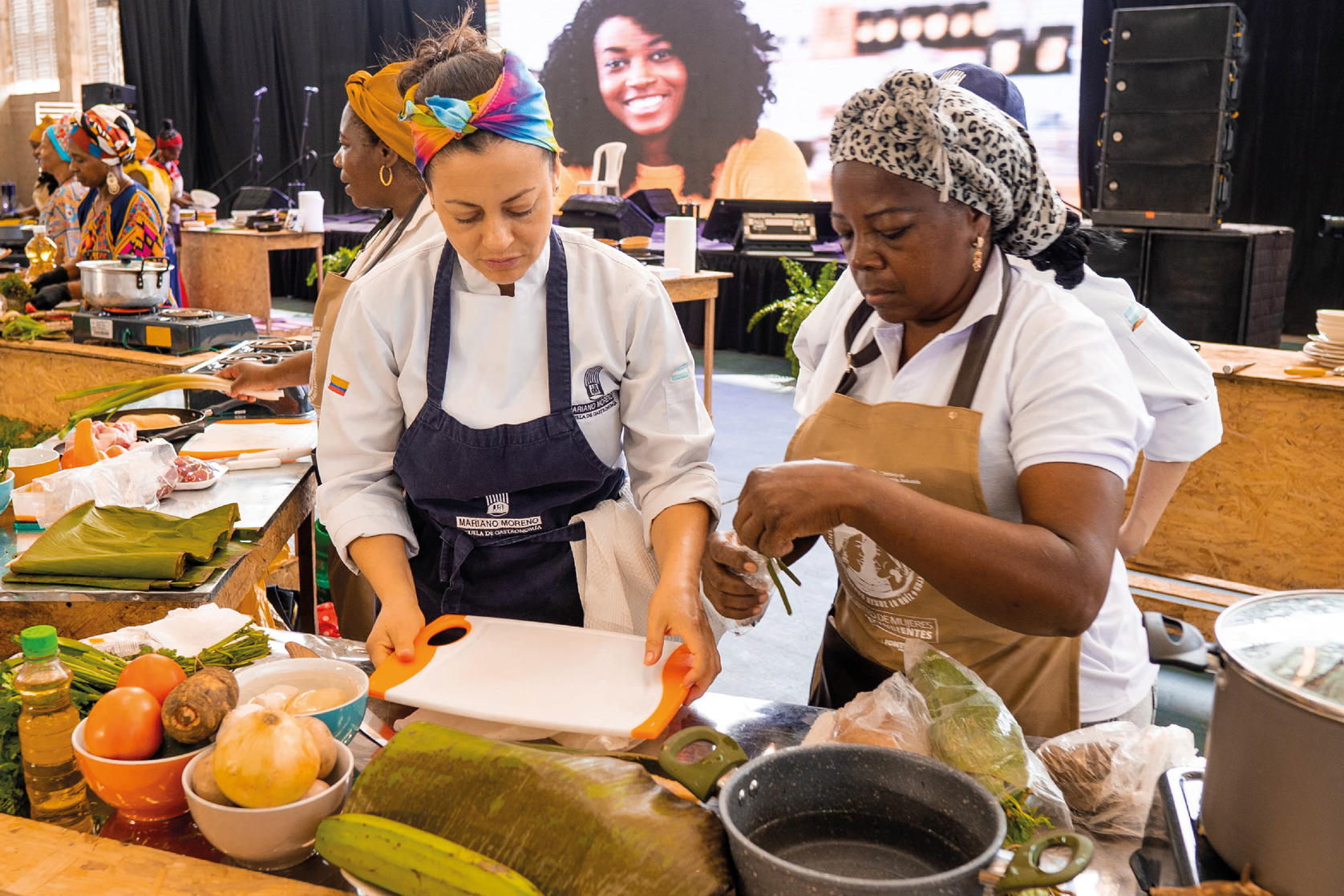 organización de eventos señoras cocinando comida pacífica