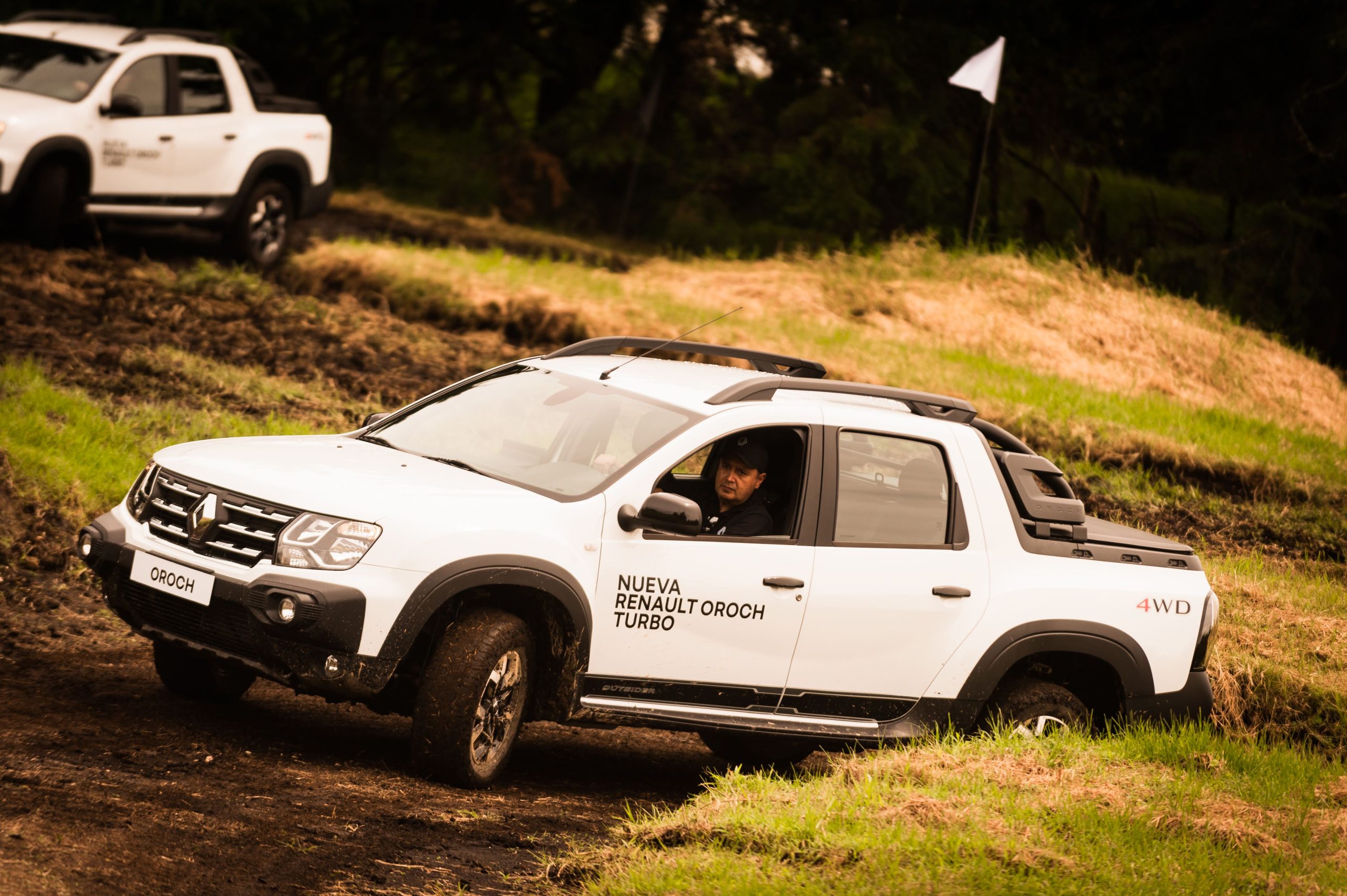 Conductor en prueba de manejo de camioneta off road